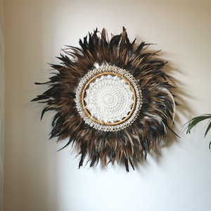 Juju Hut Traumfänger Dreamcatcher ,,Moyo Island" braun-flauschig weiche Wanddekoration aus echten Federn und Muscheln plus Häckelmuster