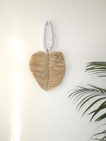 Boho Tassel, Raffia Blattmotiv, weiße Holzkugeln 