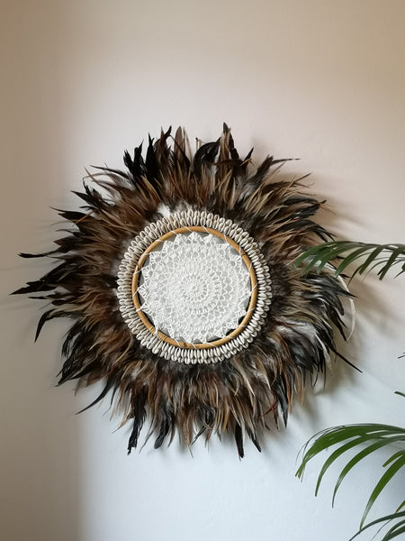 Juju Hut Traumfänger Dreamcatcher ,,Moyo Island" braun-flauschig weiche Wanddekoration aus echten Federn und Muscheln plus Häckelmuster