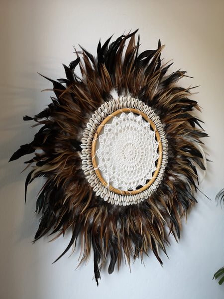 Juju Hut Traumfänger Dreamcatcher ,,Moyo Island" braun-flauschig weiche Wanddekoration aus echten Federn und Muscheln plus Häckelmuster