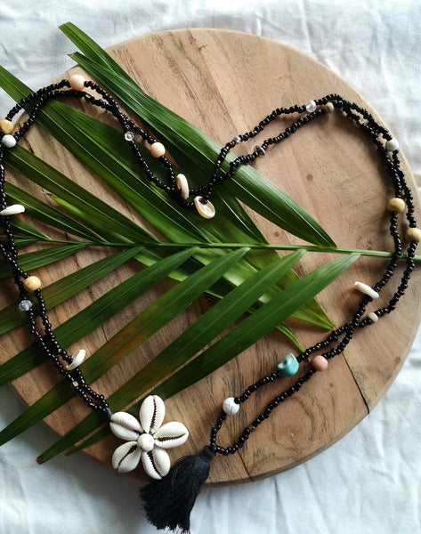 Kette Necklace "Lara" Damen Ladies Kauri Muscheln Shell Holzperlen Tassel schwarz oder in cremeweiß